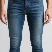 Никаких вытянутых коленей: как вернуть джинсам форму?