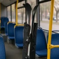 Лыжи, торчащие из приоткрытого чехла посреди пустого автобуса