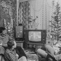 Семья у телевизора в новогодний вечер