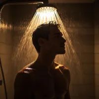 Лайфхак для вечера: душ без света подарит хороший сон