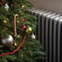 Ёлка рядом с горячей батареей