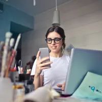 Девушка смотрит на свой телефон