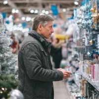 Мужчина выбирает подарок, арт