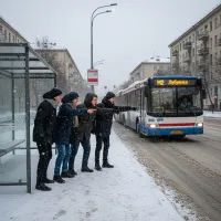 Люди, остановка, автобус