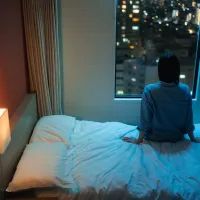 Человек лежит без сна ночью