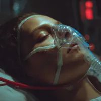 Женщина в реанимации, арт