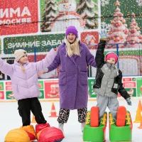 Дети с мамой на катке