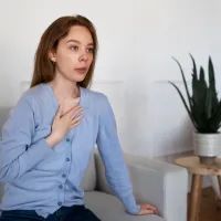 Человек икает