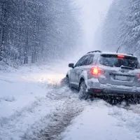 Застрявший внедорожник в метели