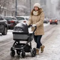 Женщина с коляской зимой на улице