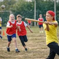 Дети играют в лапту на поле