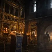 Тусклый свет, золото, туман, призрак, тишина.