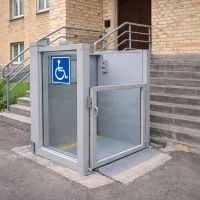 Пандус у подъезда жилого дома