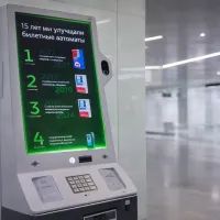 Современный билетный автомат на станции