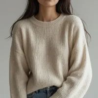 Как пёрышко! Свитер перестанет кусаться, если смягчить его домашними средствами