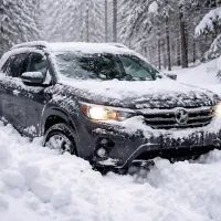 Машина увязла, сугробы, метель