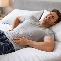 Мужчина лежит, боль в спине