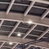 Потолок ТЦ с защитными сетками