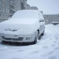 Машину занесло снегом