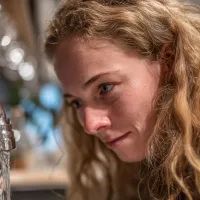 Женщина смотрит на воду, арт