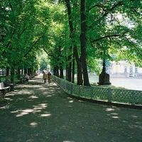 Пешеходная аллея вдоль Патриарших прудов, 2009 год