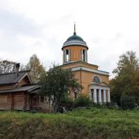 Храм Воздвижения и часовня Кронида Радонежского