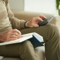 Пенсионер, подсчет расходов