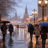 Таяние снега в Москве мартовским вечером