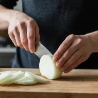 Почему я больше не плачу от лука: делюсь секретами, которые реально работают