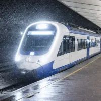 Поезд в снежном подземном вокзале