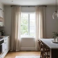Не впитывают запахи и не перегружают интерьер: вот какие шторы для кухни стоит выбрать, чтоб не прогадать