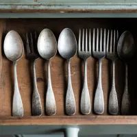 Хотела выбросить бабушкины столовые приборы, но передумала! Нашла 5 идей применения вилок и ложек в быту