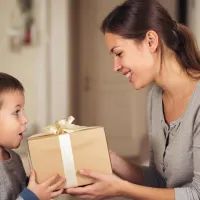 Мама дарит сыну подарок