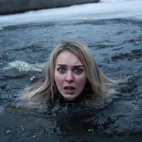 Девушка, река, мороз