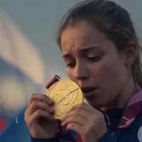 Сломанная медаль в руках у спортсменки