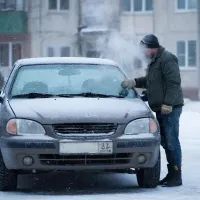 Замерзшая машина, водитель