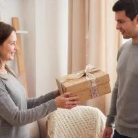 Женщина дарит подарок мужчине