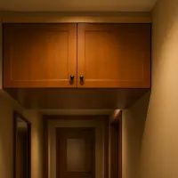 Полюбила антресоль: храню там все вещи, которые не помещаются в шкаф и ящики