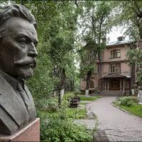 Бюст, усадьба