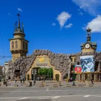 Здание главного входа зоопарка в Москве