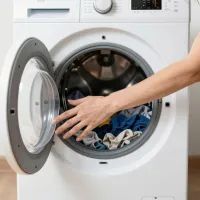 Не паникую, если дверцу стиралки заклинило: вот какие лайфхаки помогают открыть её и сэкономить на мастере
