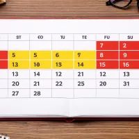 Календарь на деревянном столе