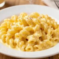 Признаюсь: секрет моих идеальных ужинов — простой сырный соус за 10 минут из обычных продуктов