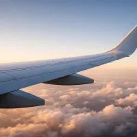 Крыло самолета на закате