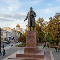 памятник Энгельсу