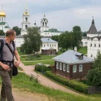 Турист в Суздале