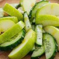 Салат с яблоком и огурцом