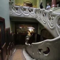 Парадная лестница-волна с лампой-медузой, 2013 год