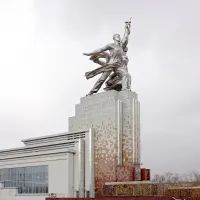 Рабочий и колхозница