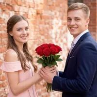 Мужчина и женщина, букет цветов